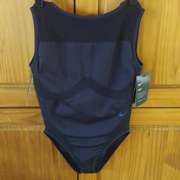 Nike - Picture 12 of 15